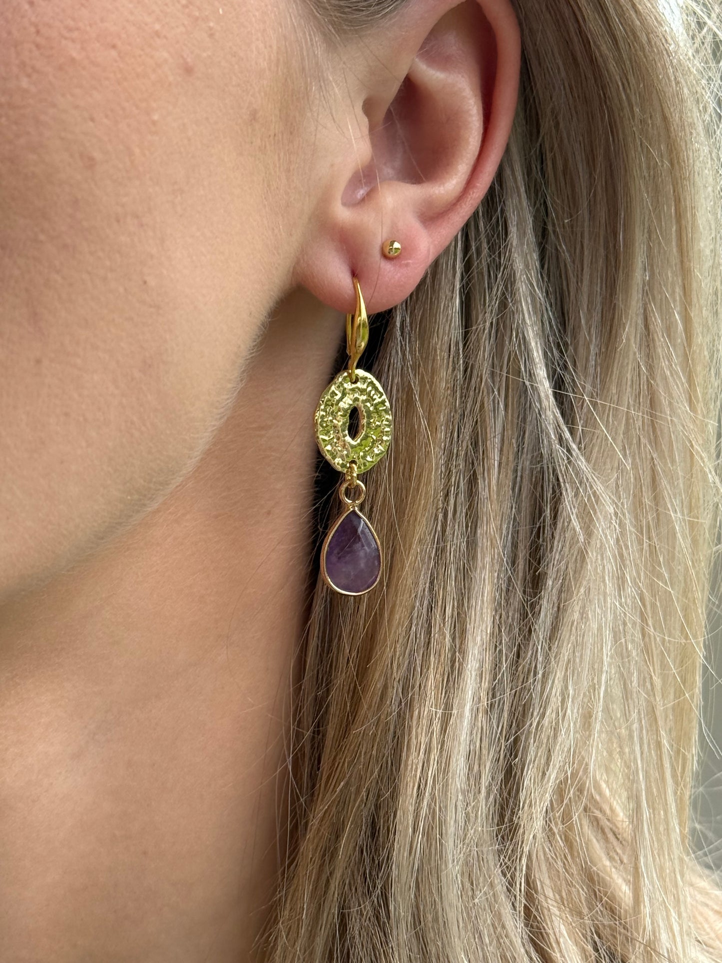 Kleine paarse natuursteen druppel aan ovale connector