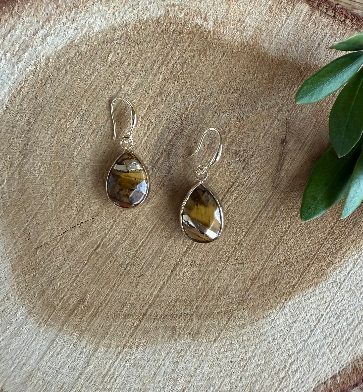 Grote tijgeroog druppel met goud sliertje