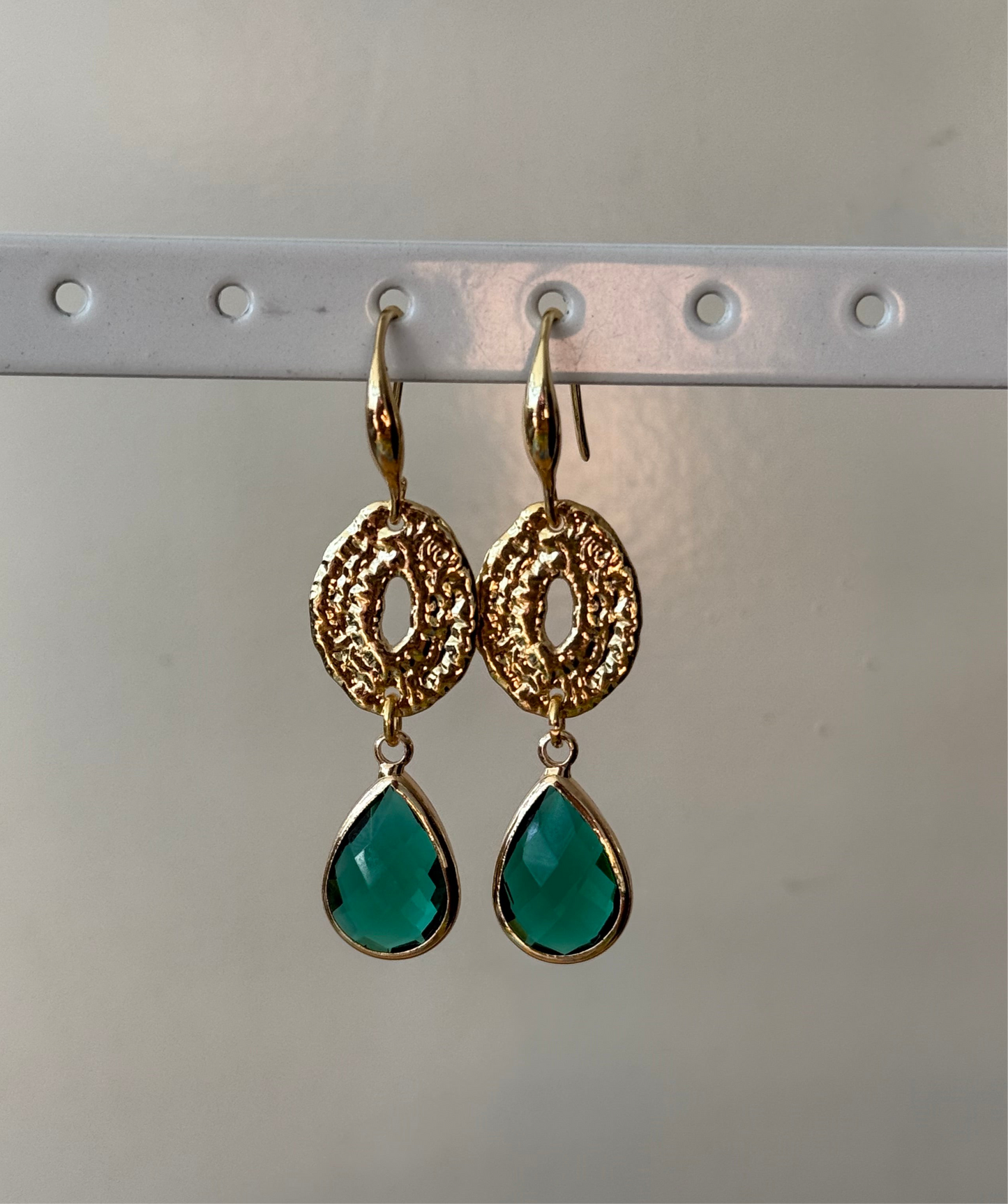 Groene (kleine) facetsteen aan ovale connector