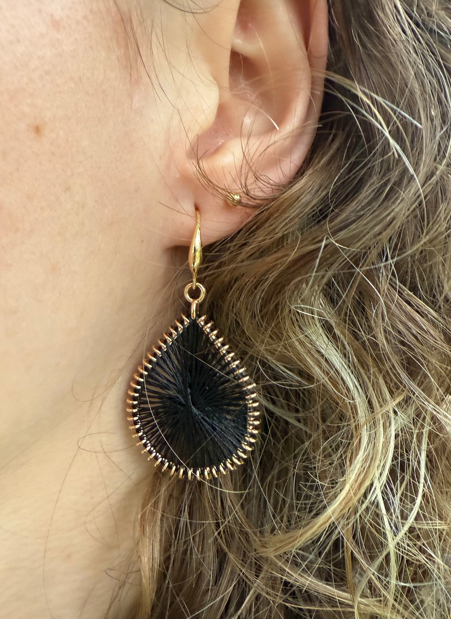 Zwart geweven druppel