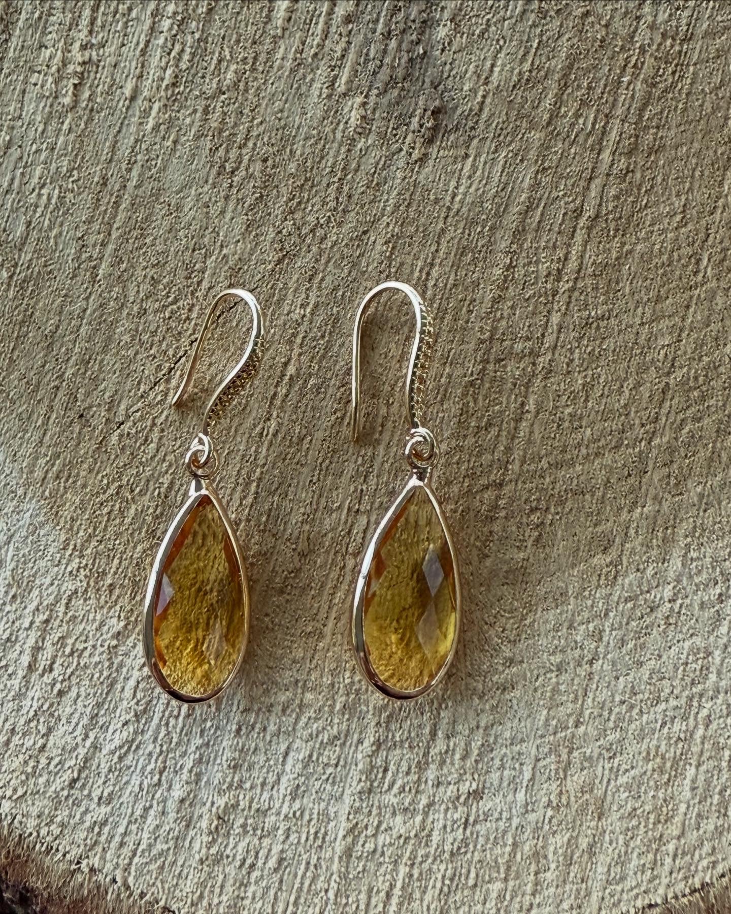 Doorzichtige gele druppel