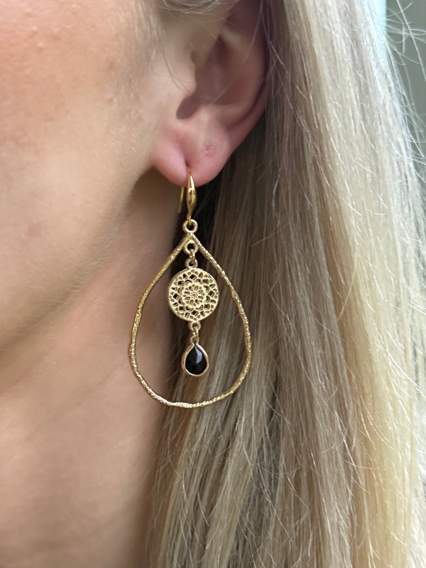 Grote open druppel met zwart steentje