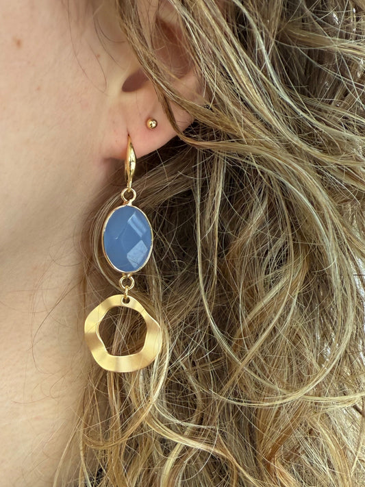 Helblauwe natuursteen met asymmetrische hanger