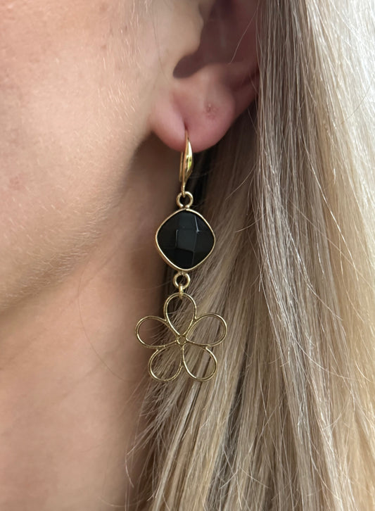 Zwarte natuursteen met (open) bloem