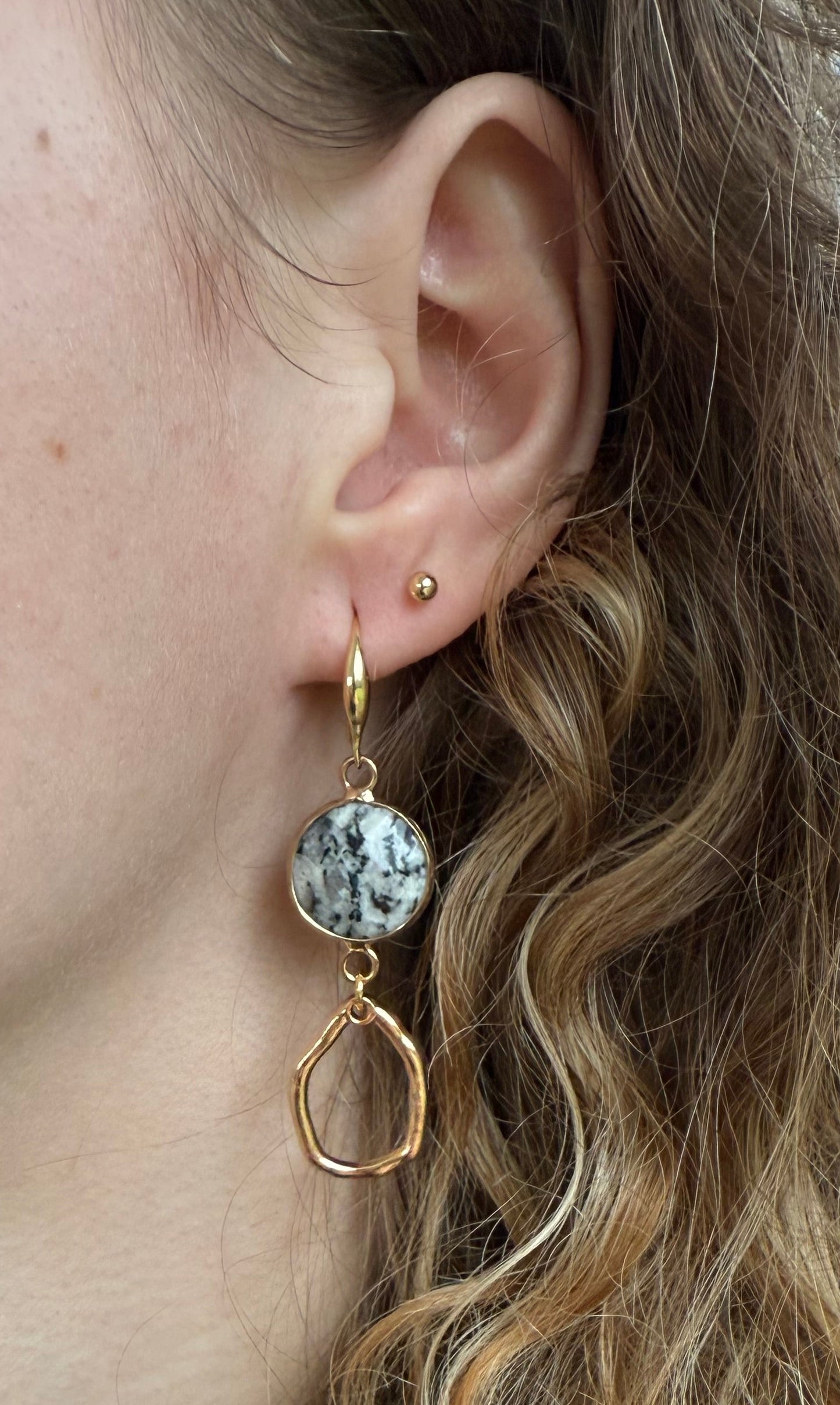 Zwart/wit natuursteen met kleine hanger