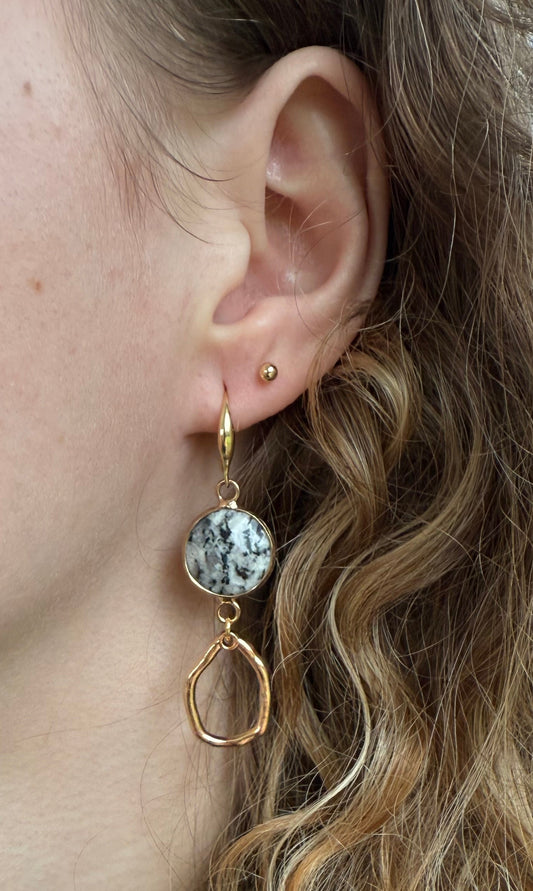 Zwart/wit natuursteen met kleine hanger