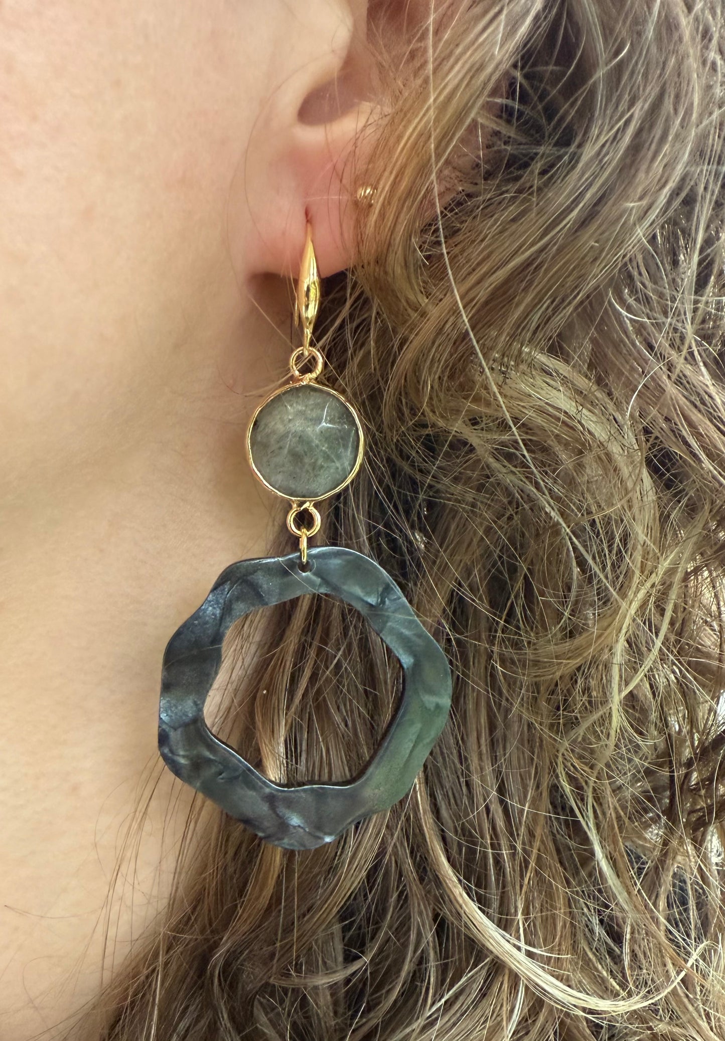 Grijze natuursteen met zwart gemêleerde resinhanger