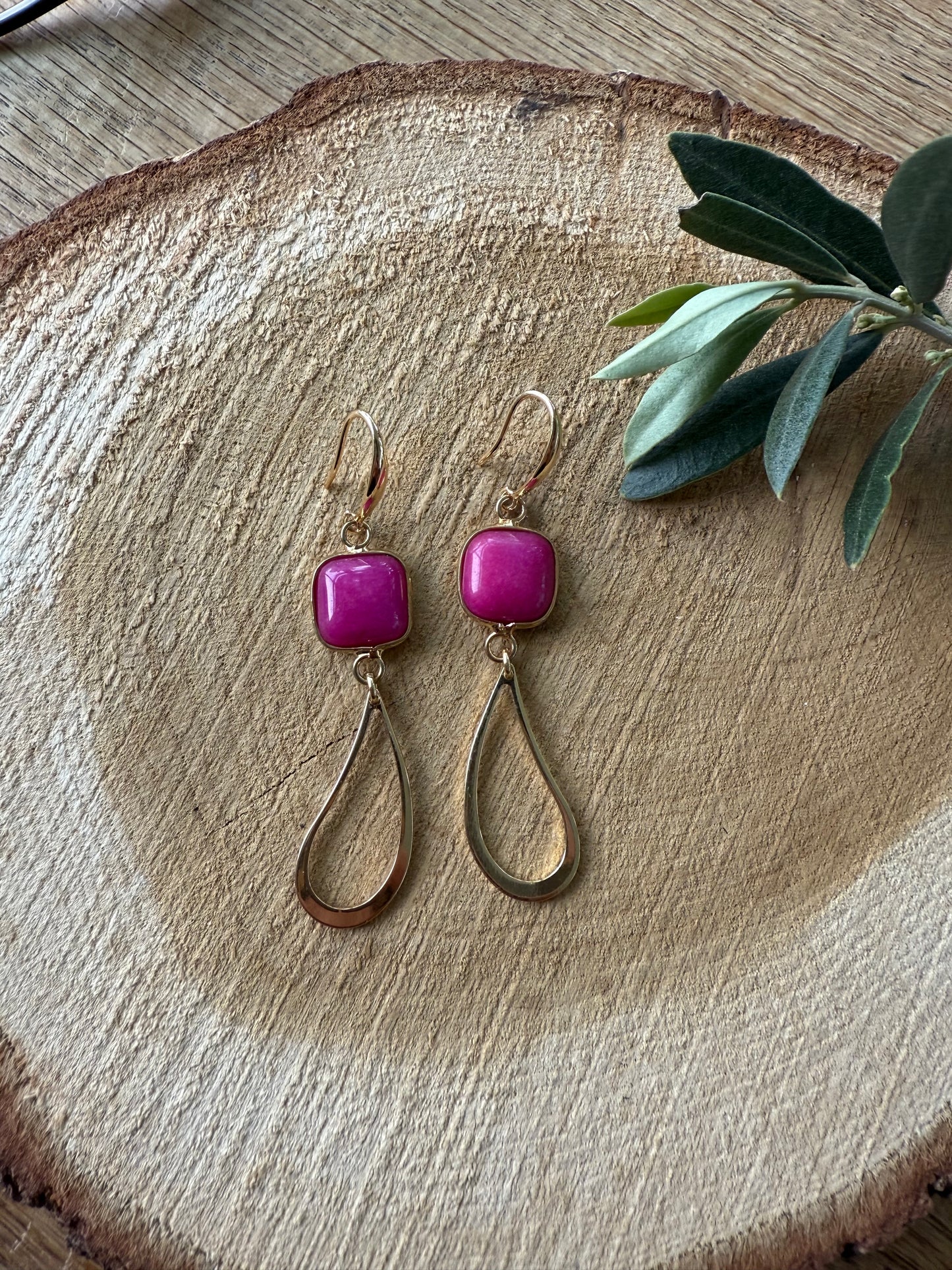 Vierkante roze steen met druppel