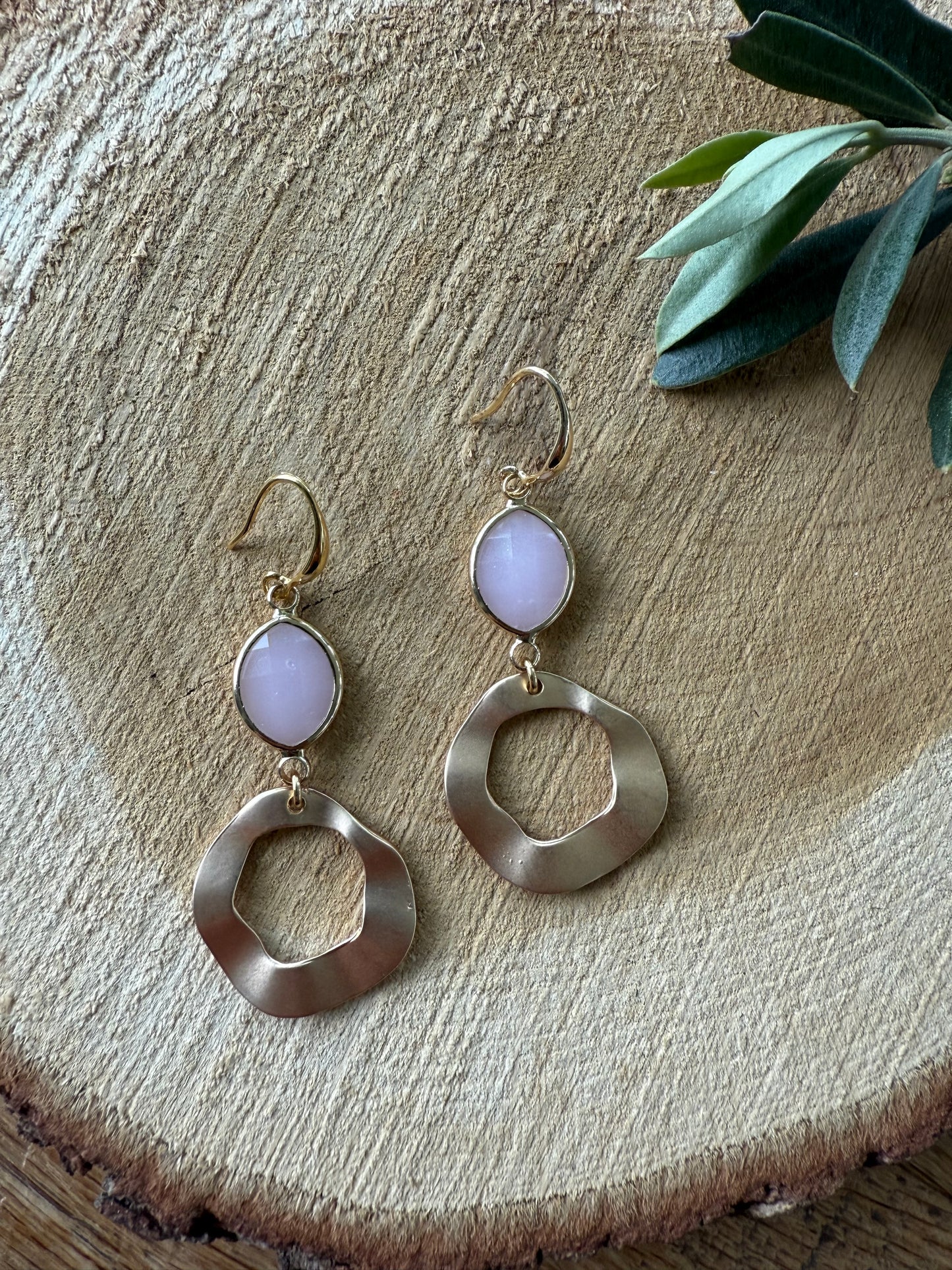 Licht roze steen met brede ongelijke ring