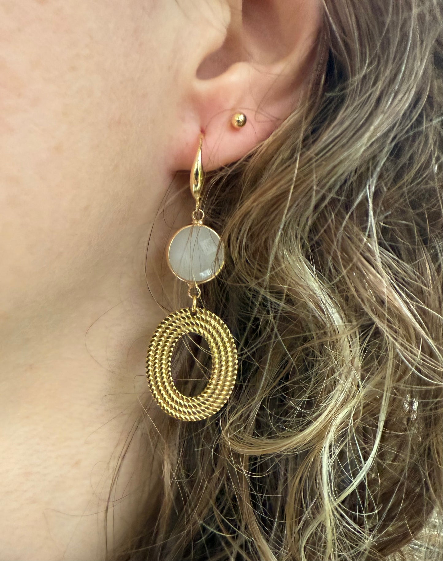 Witte facetsteen met luxe open hanger