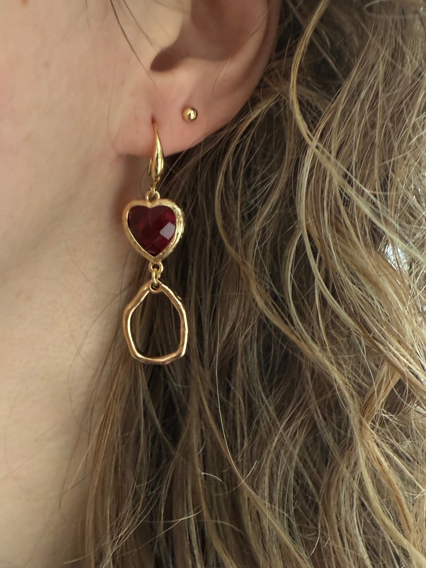 Rood doorzichtig hartje met kleine hanger