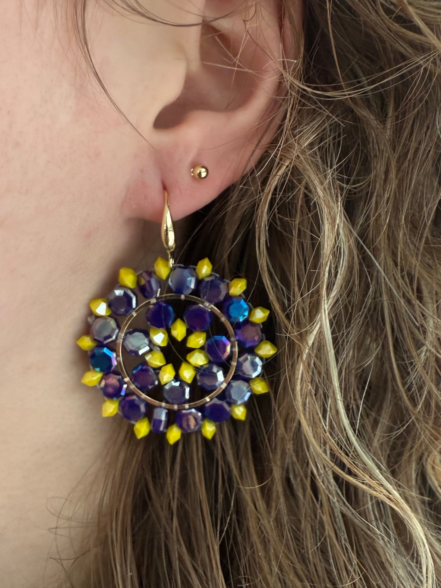 Donkerpaars/blauw en gele kralen