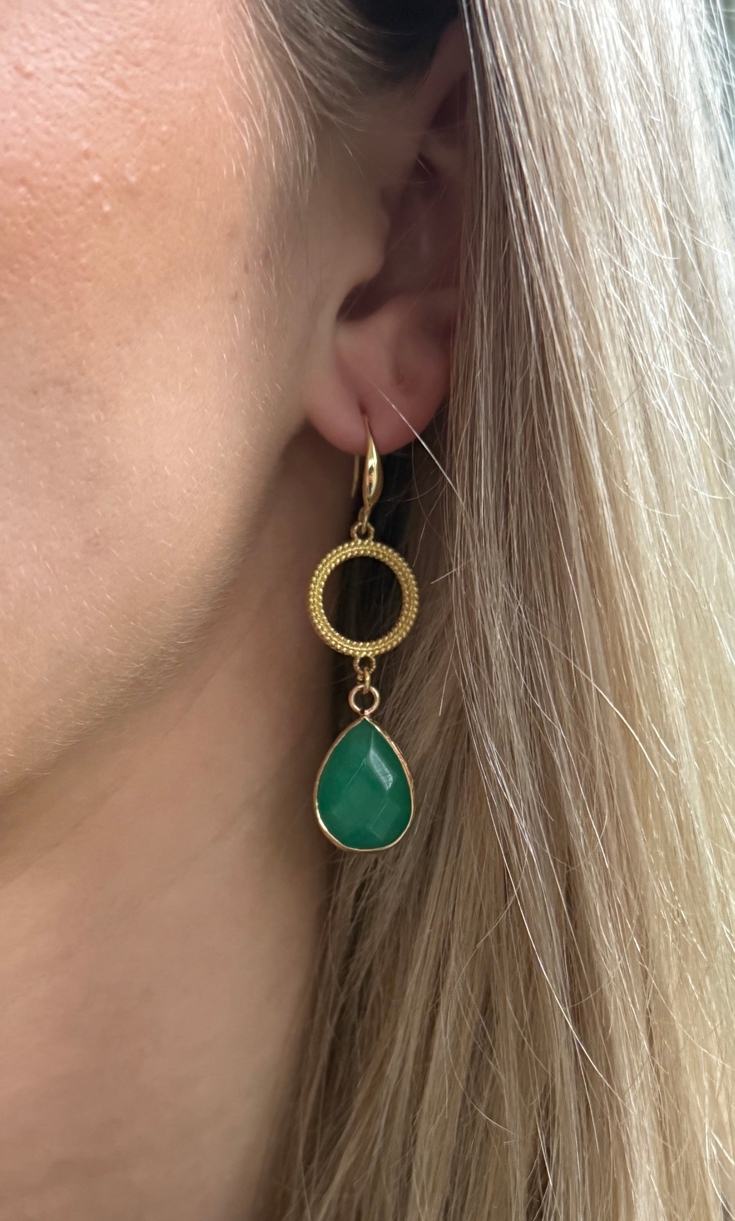 Fris groene natuursteen aan open connector