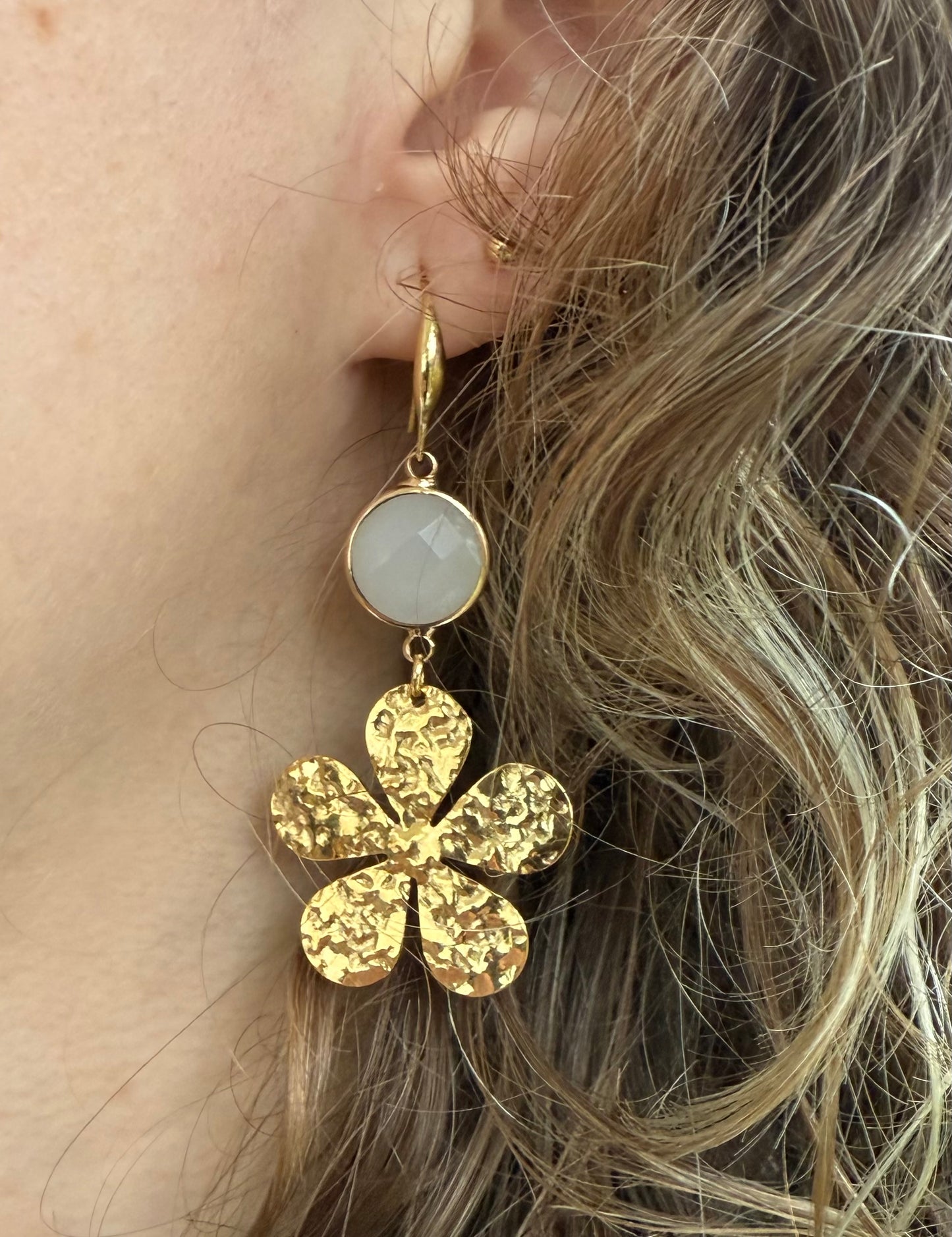 Witte facetsteen met goudkleurige bloem