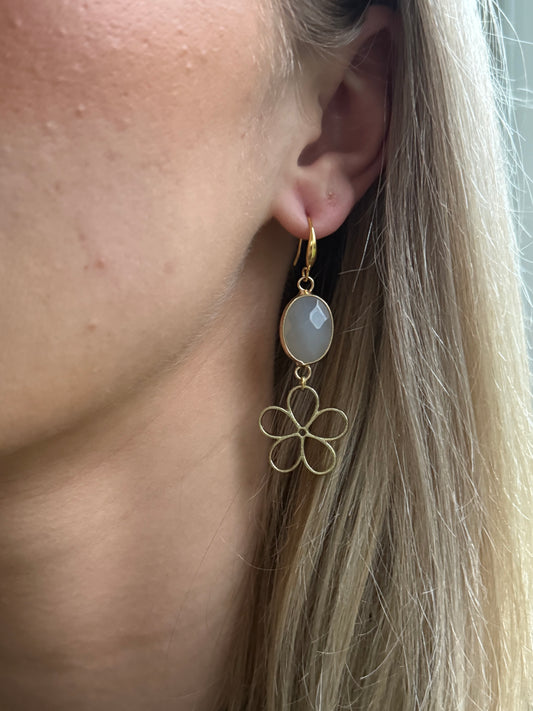 Natuursteen met bloem