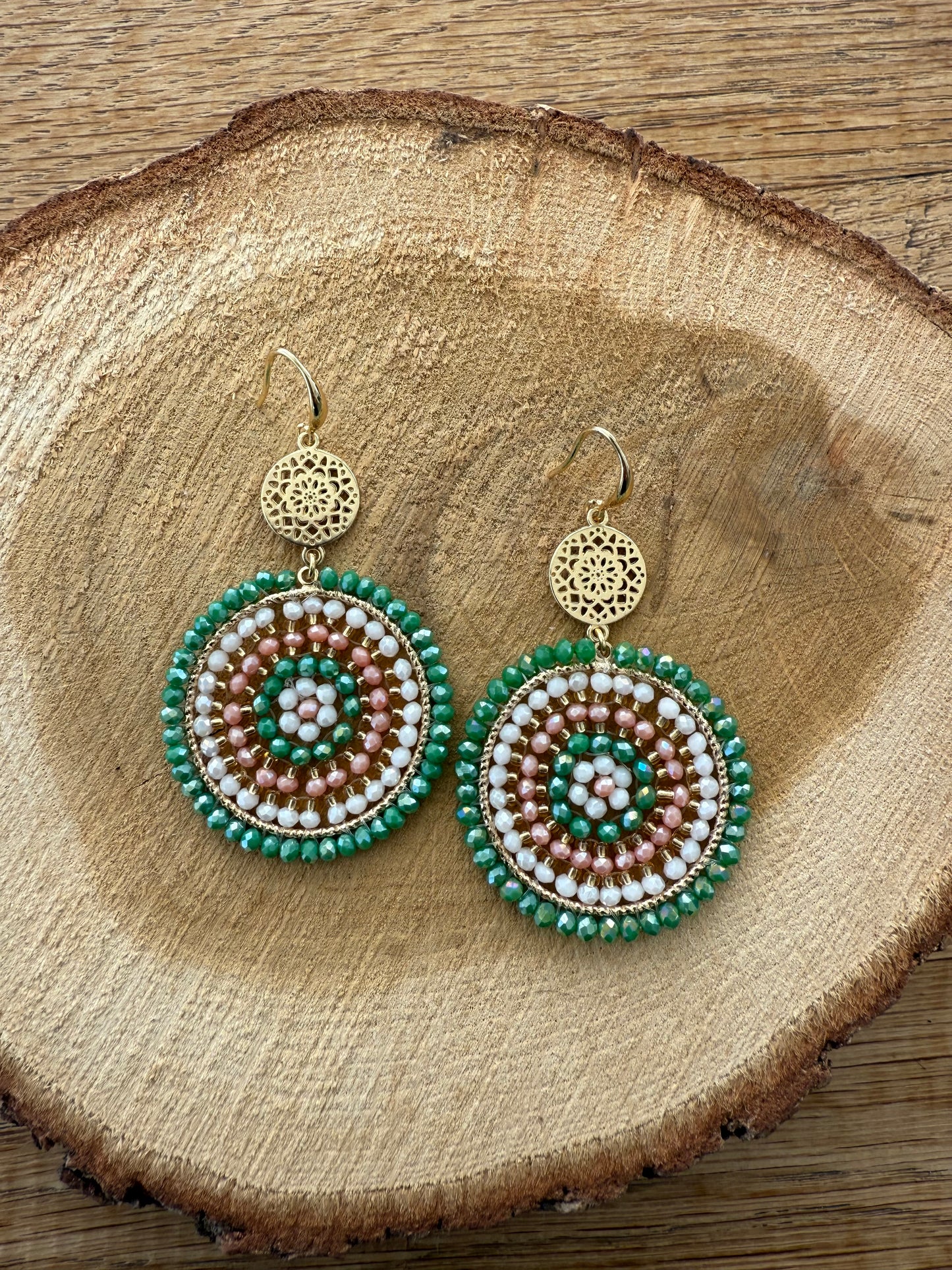 Groene kralen aan dichte connector