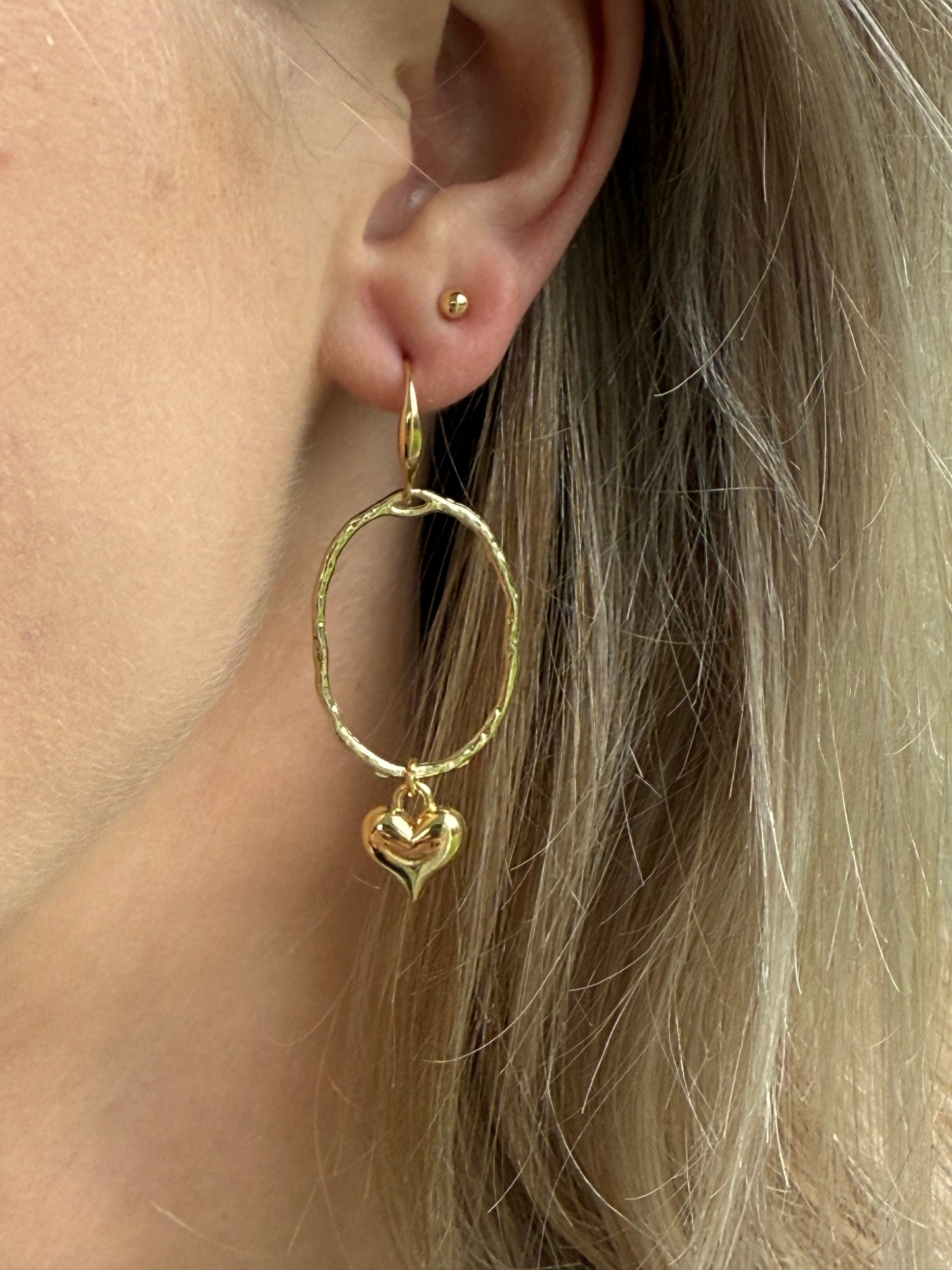 Klein hartje aan gehamerd ovale hanger