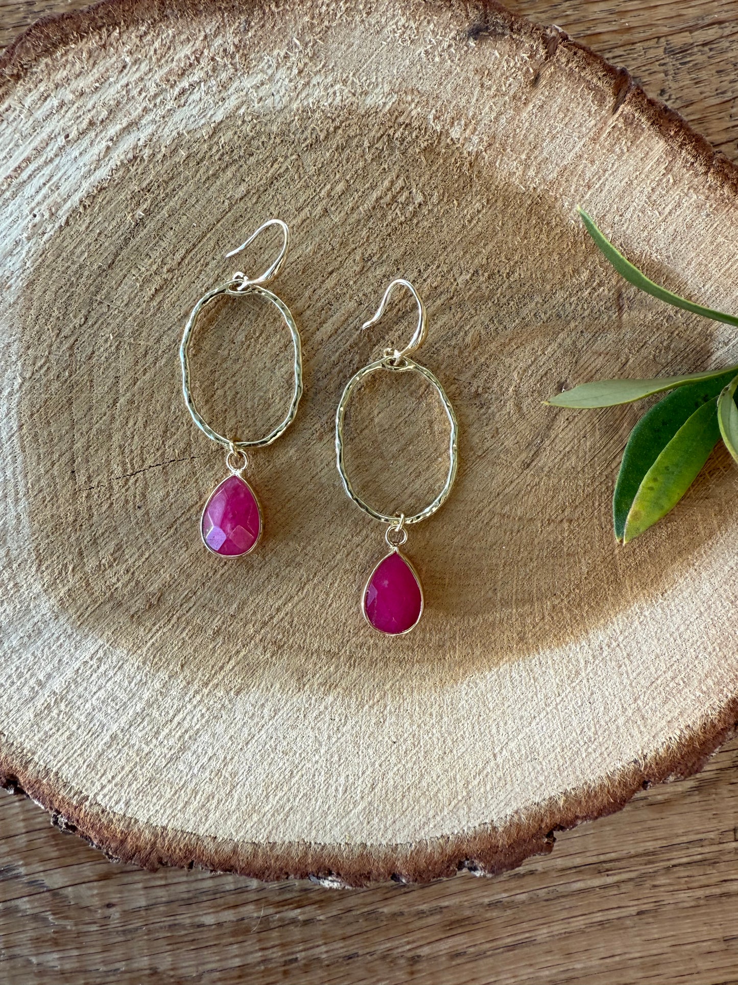 Roze natuursteen aan gehamerde hanger