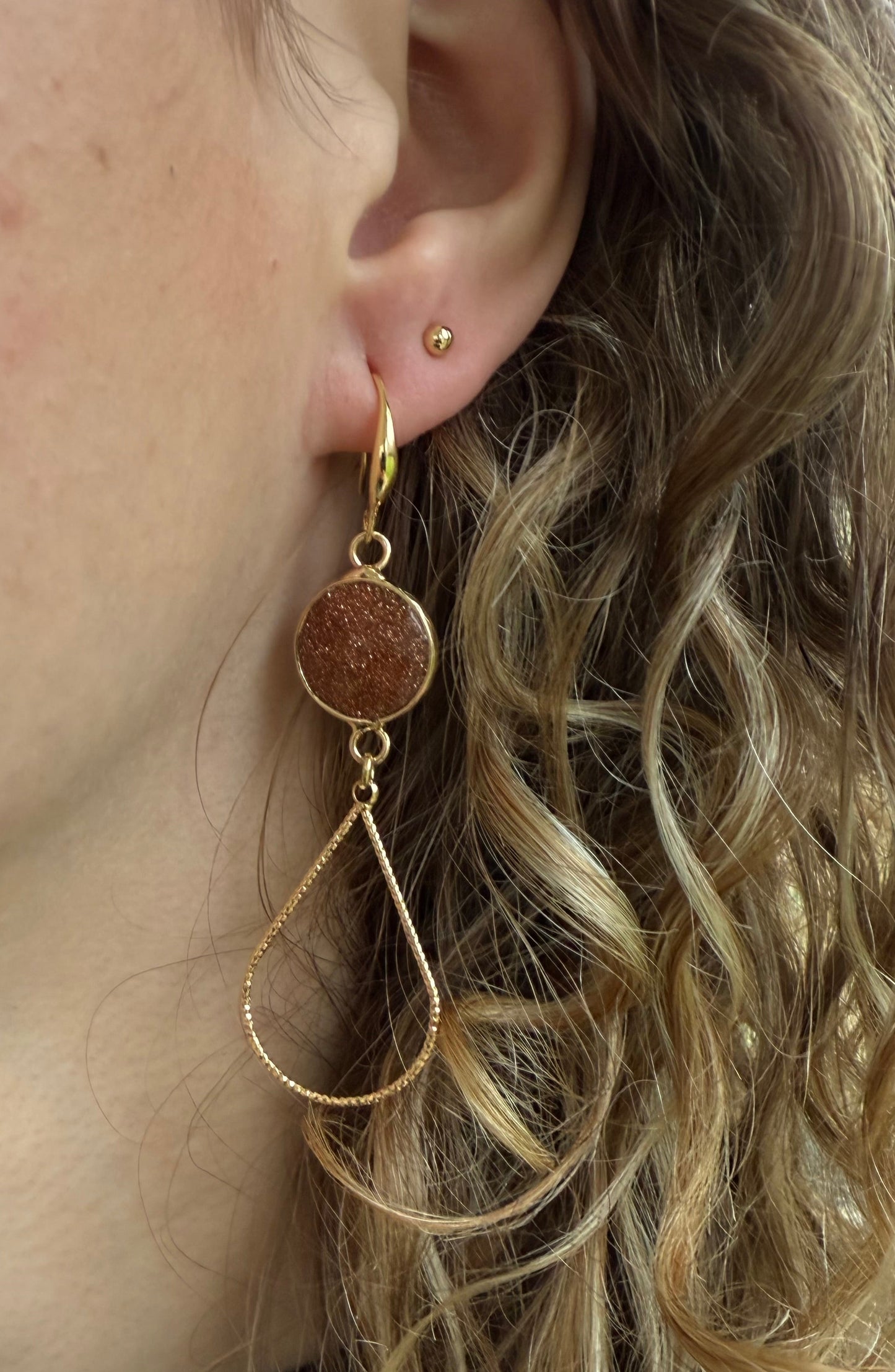 Ronde bruine glitter natuursteen met open druppel