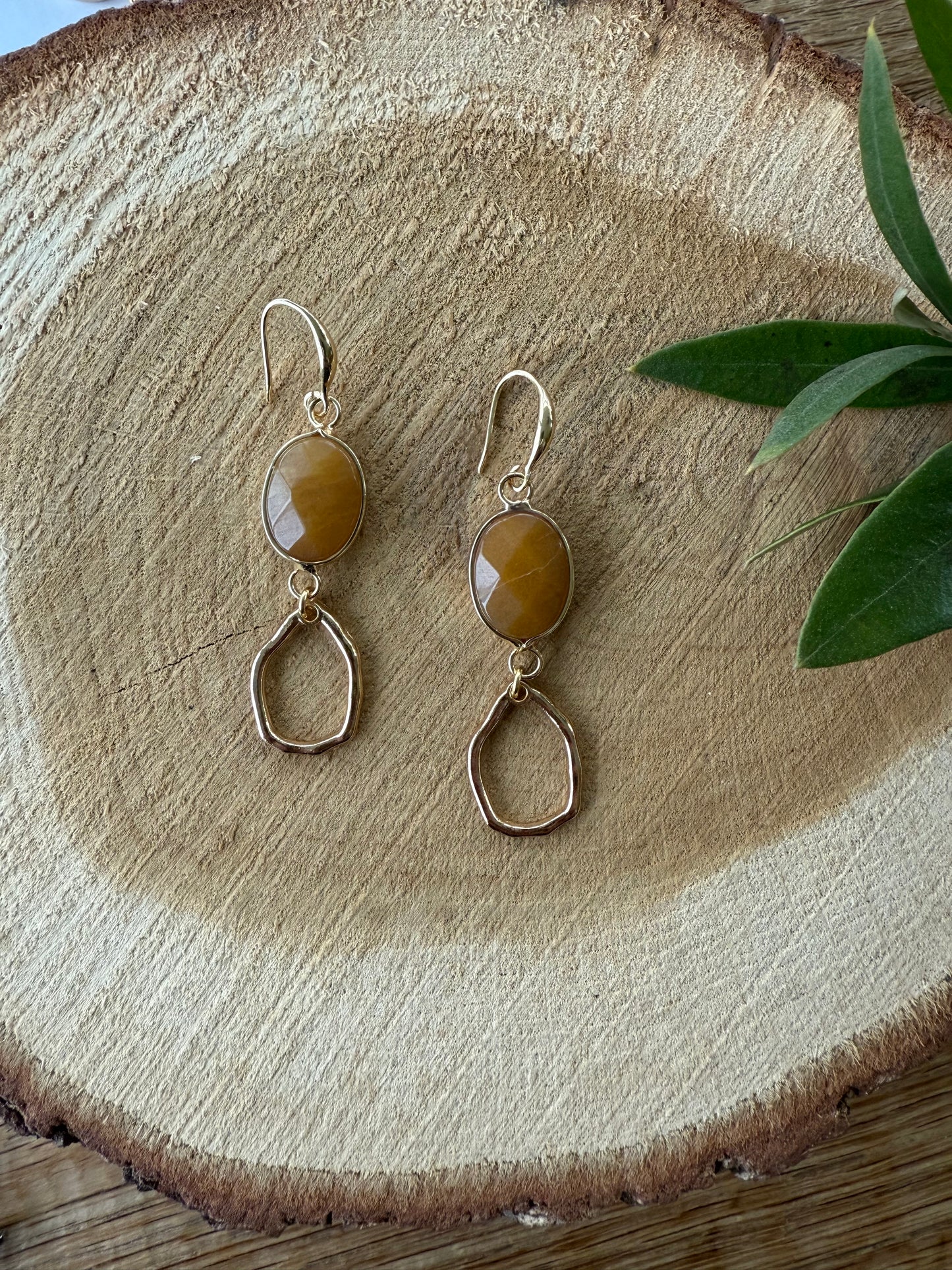 Licht bruine natuursteen met kleine hanger