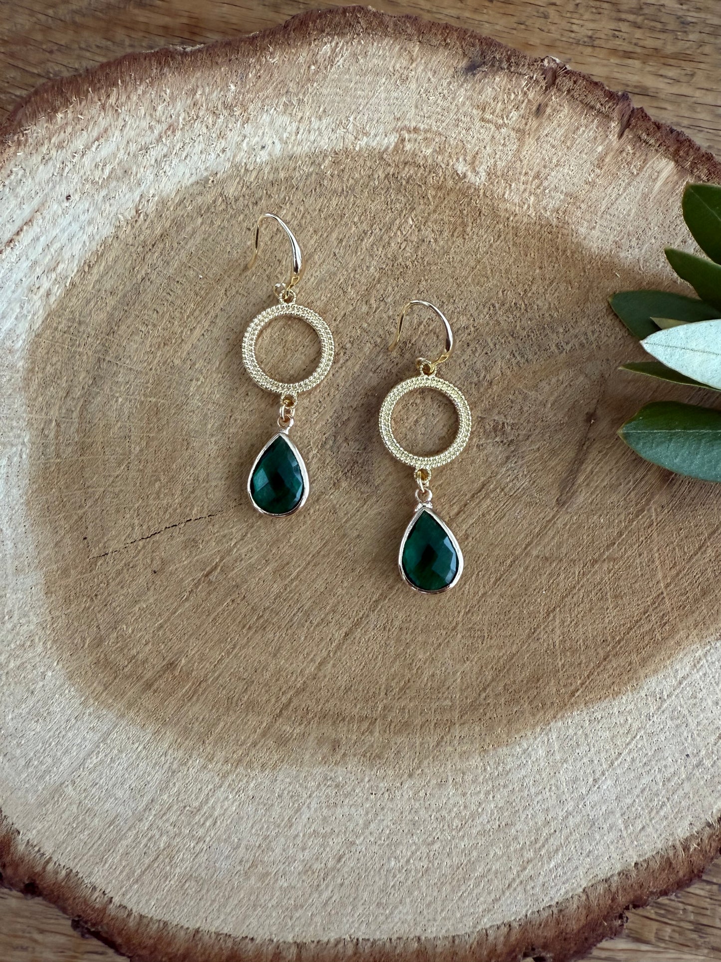 Groen facetsteentje aan ronde connector