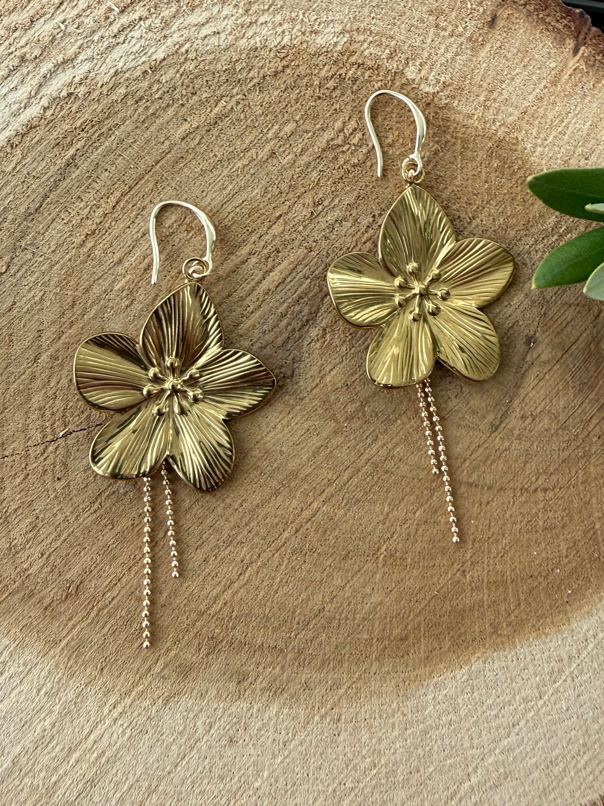 Massieve bloem met ketting