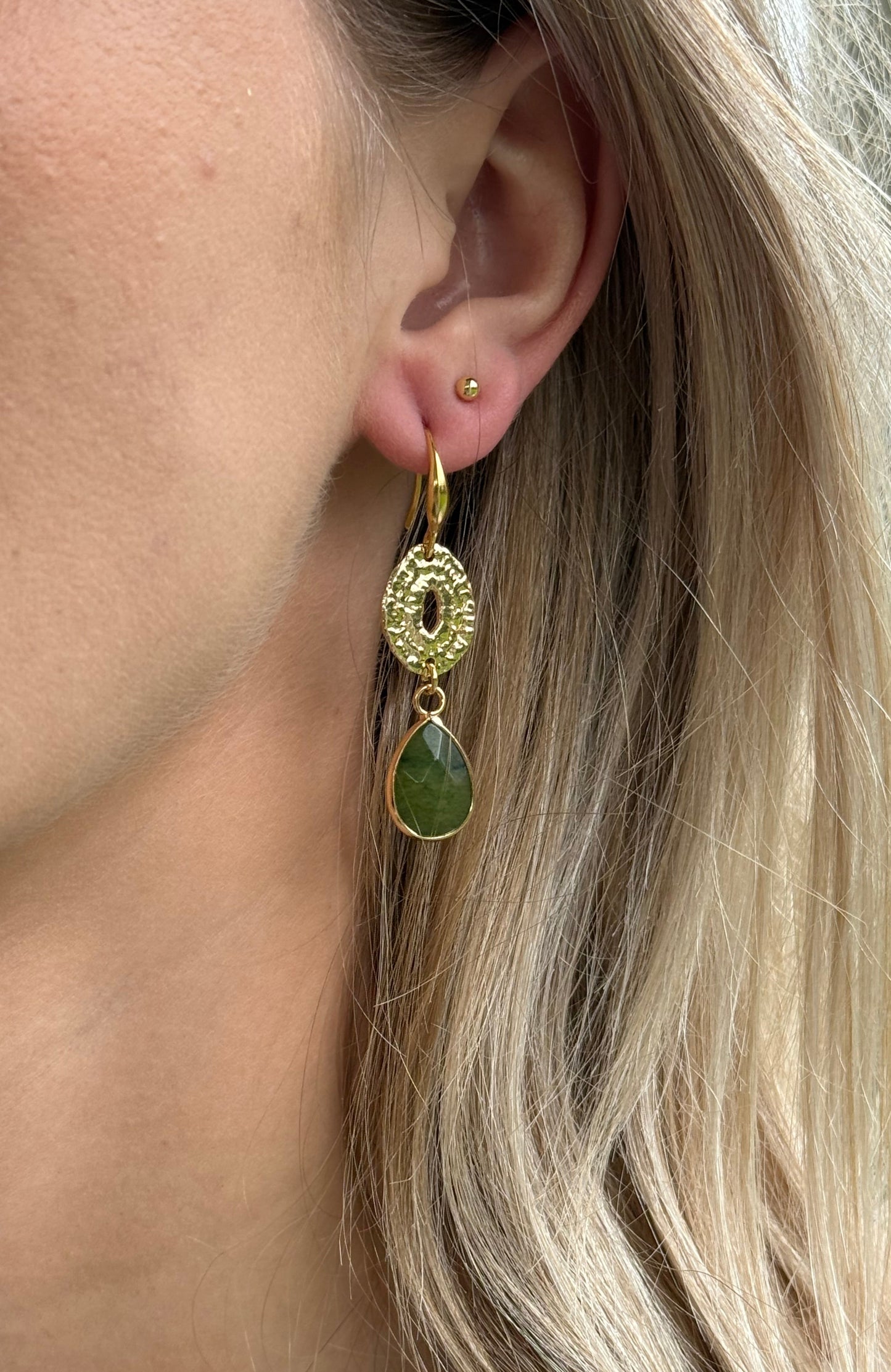 Groene natuursteen aan ovale connector