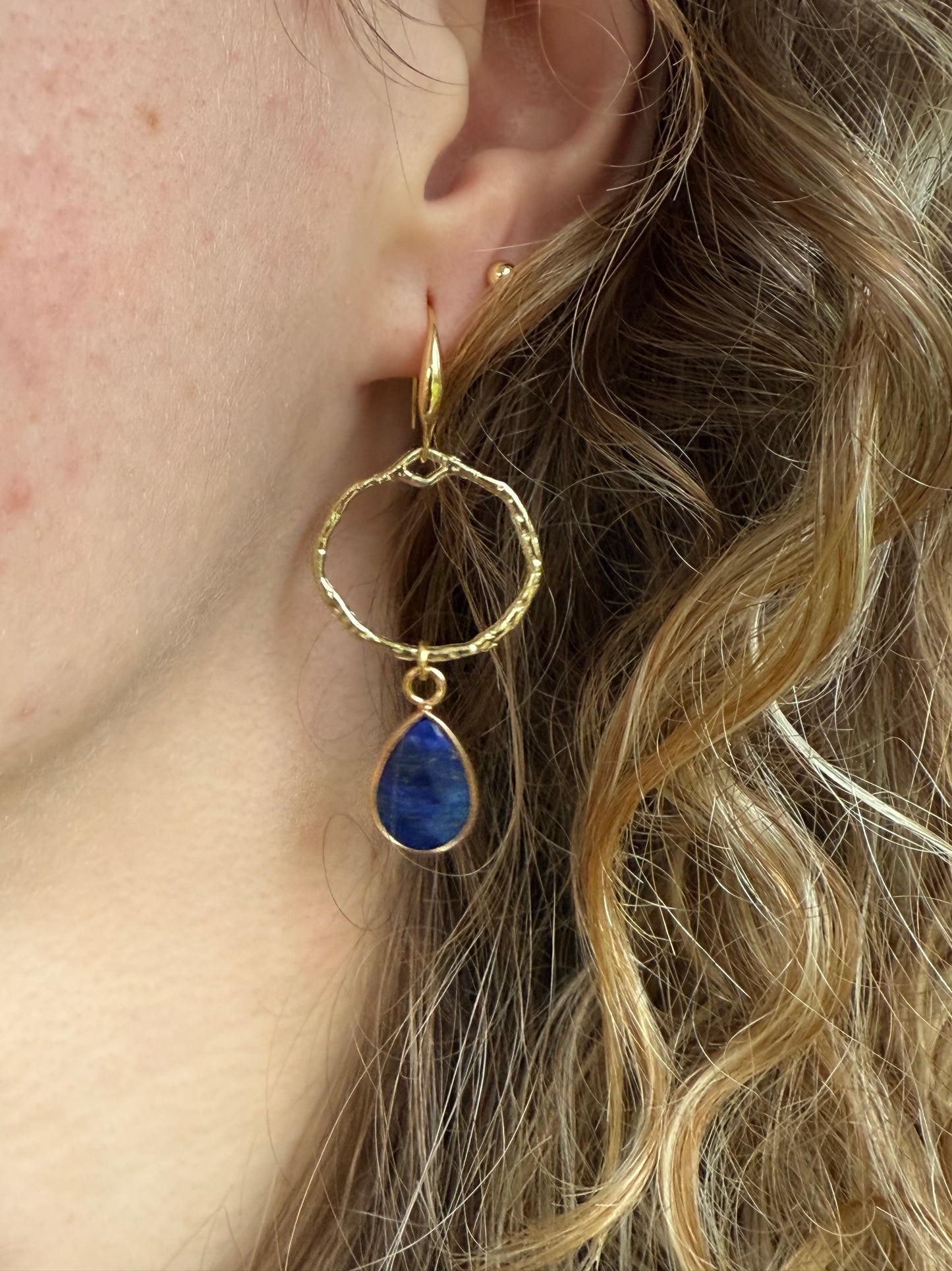 Kleine blauwe natuursteen aan ronde hanger