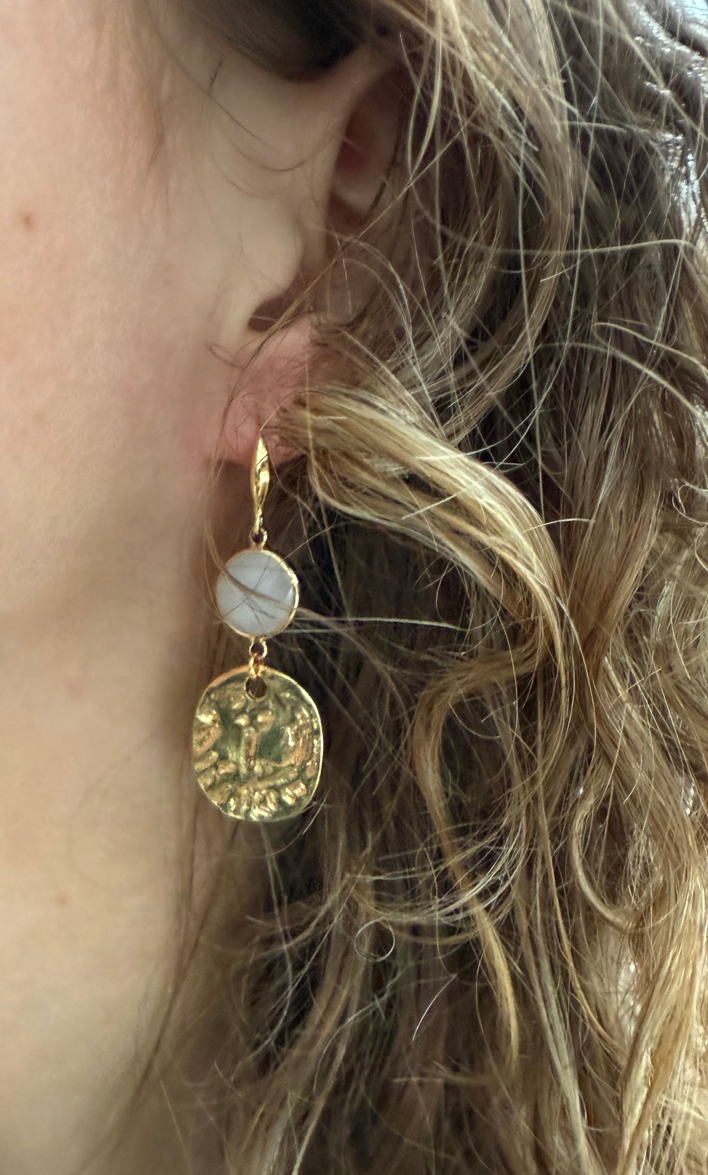 Wit facetsteentje met muntje