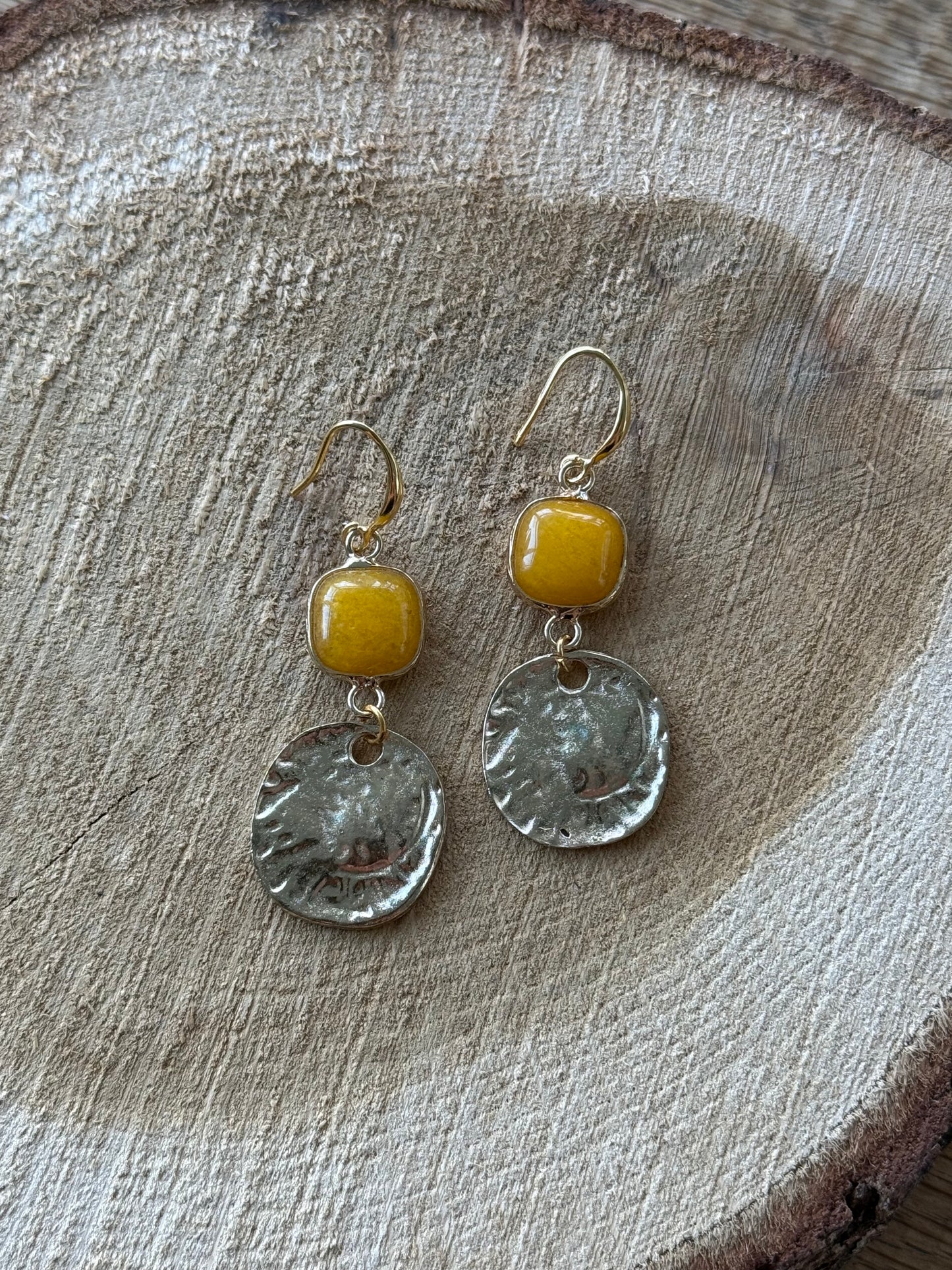 Vierkante gele steen met gehamerd muntje