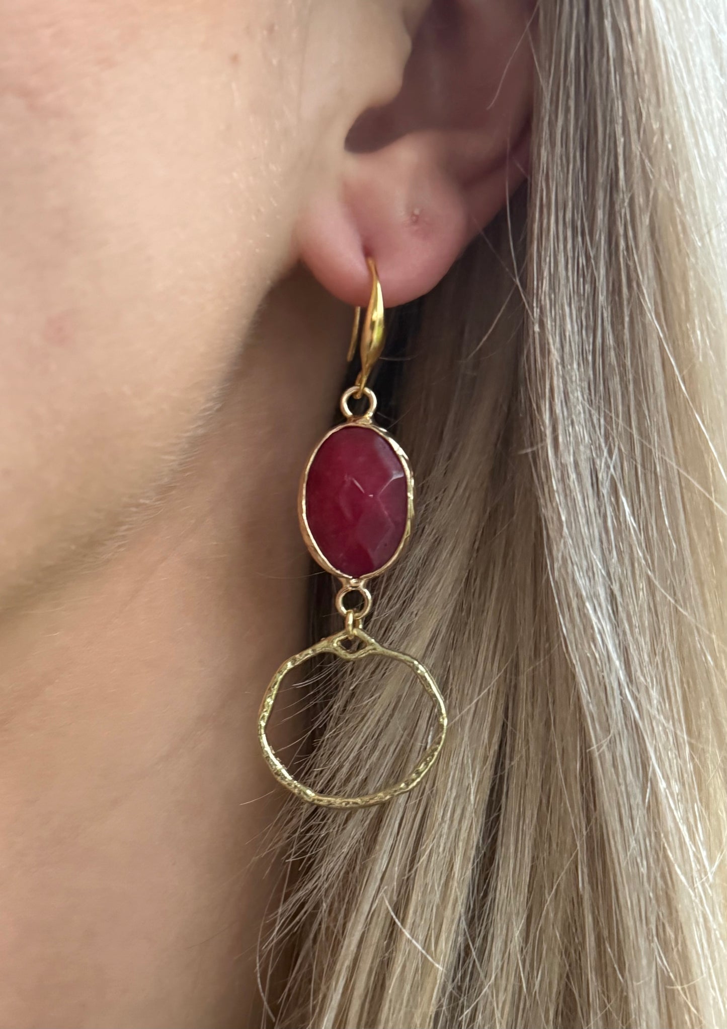 Donker roze steen met gehamerd rondje