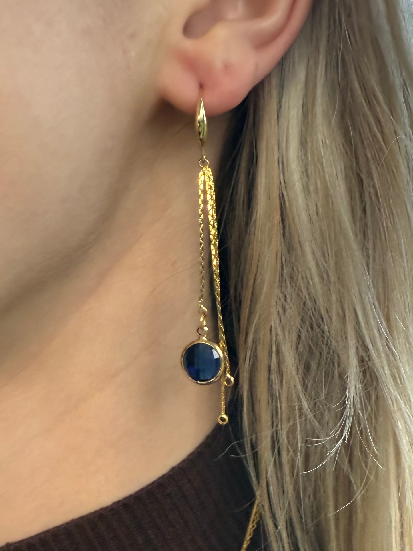 Lange oorbellen met doorzichtig blauw steentje