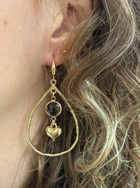 Grote open druppel met klein bruin facetsteentje en hartje