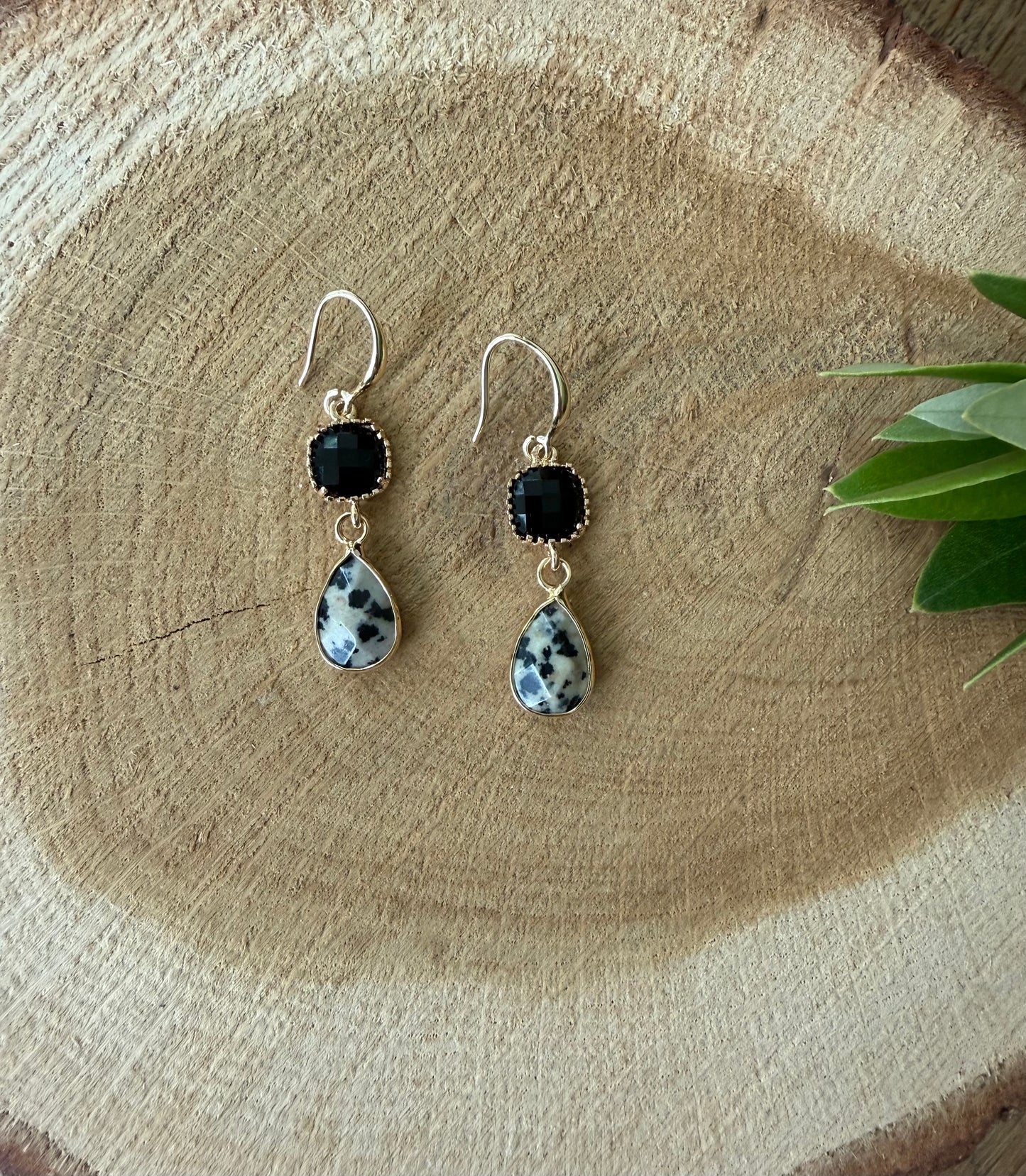 Kleine zwarte oorbellen met kleine dalmatiër druppel