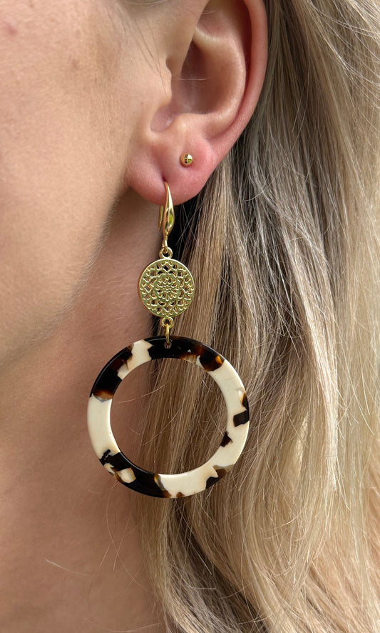 Bruin/crème resin hanger aan dichte connector