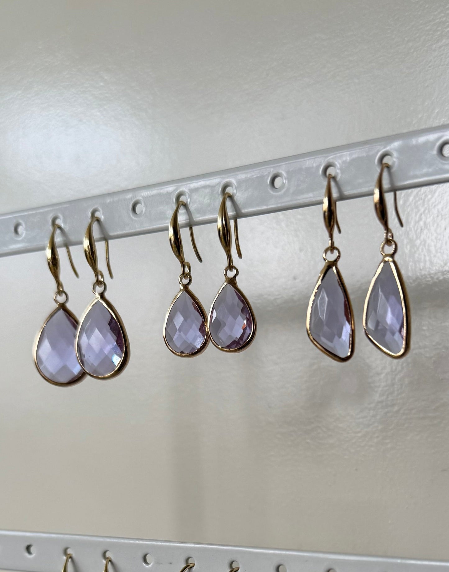 Doorzichtige lichtpaarse facetsteen aan ovale hanger