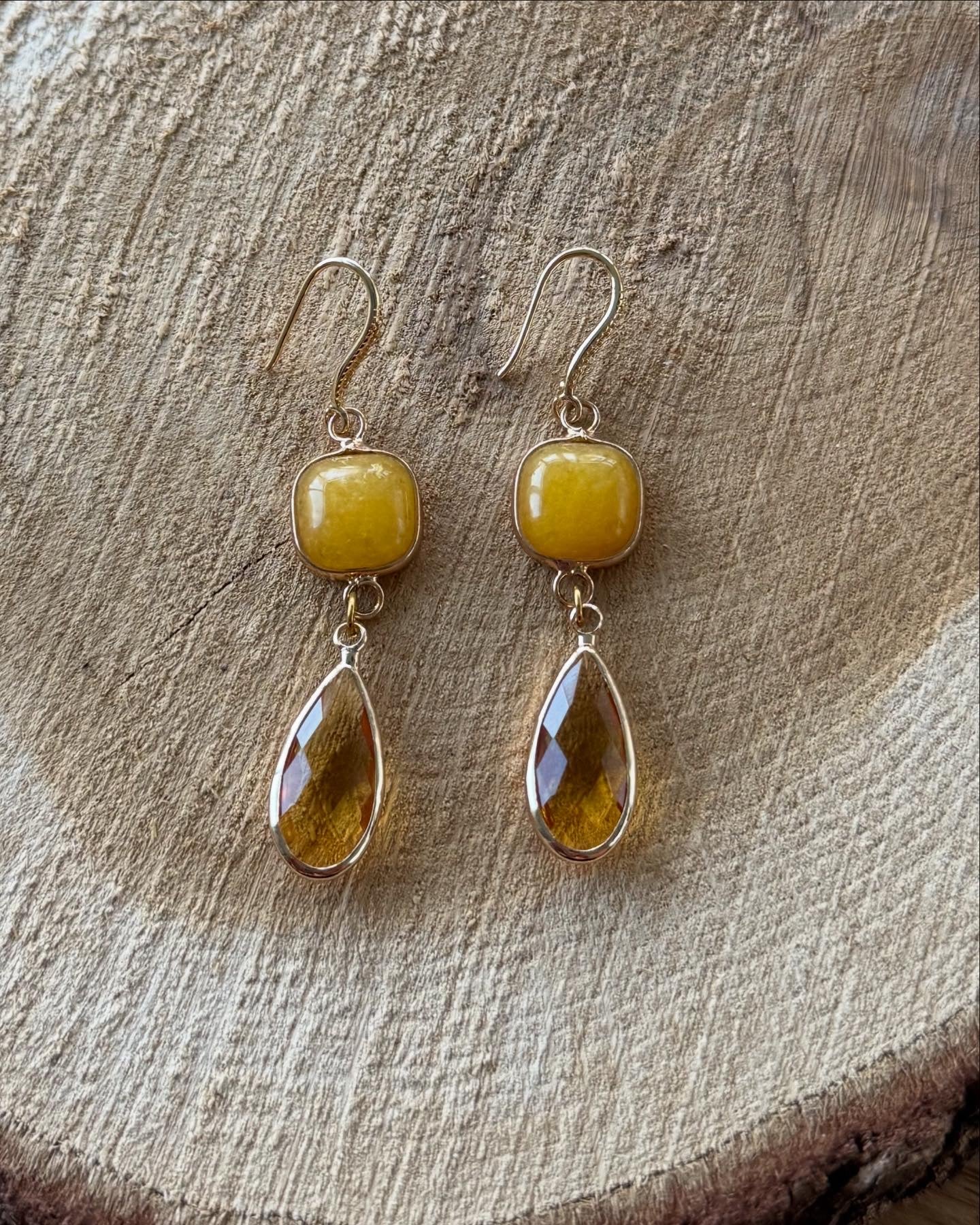 Vierkante gele steen met doorzichtige gele druppel