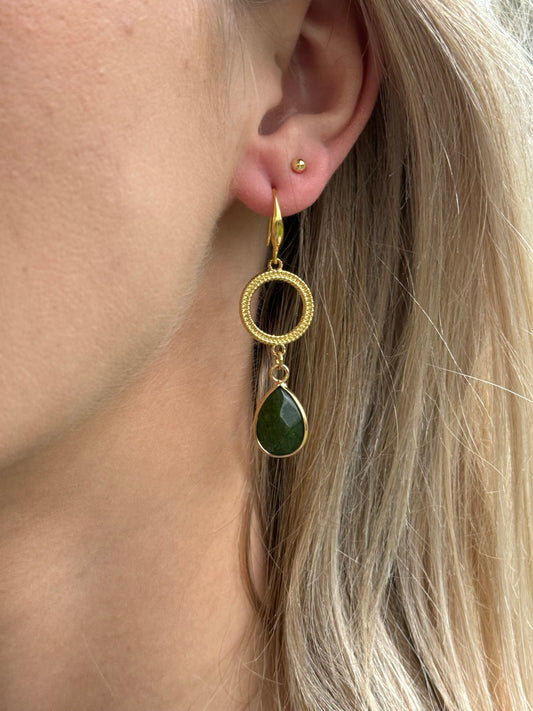 Groene natuursteen aan open connector