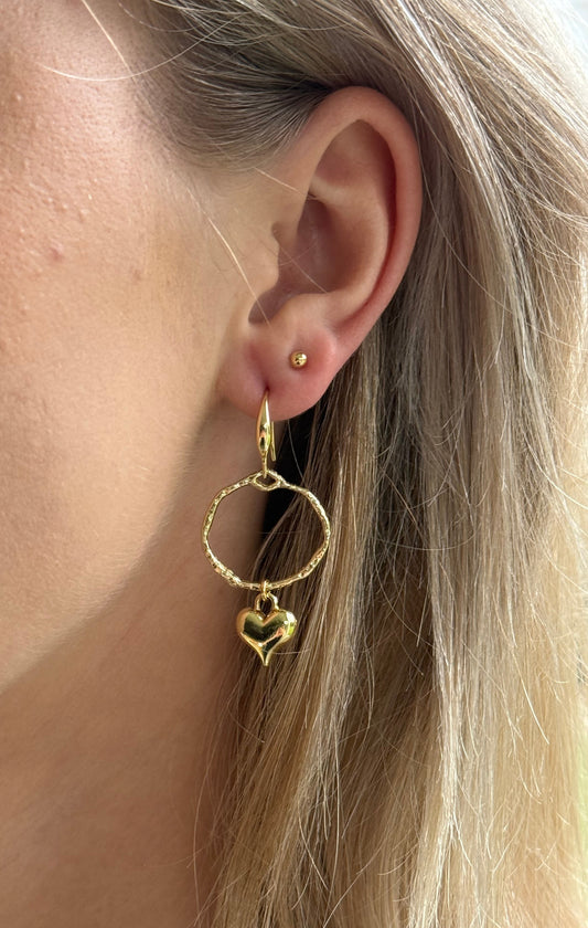 Klein hartje aan gehamerd rondje