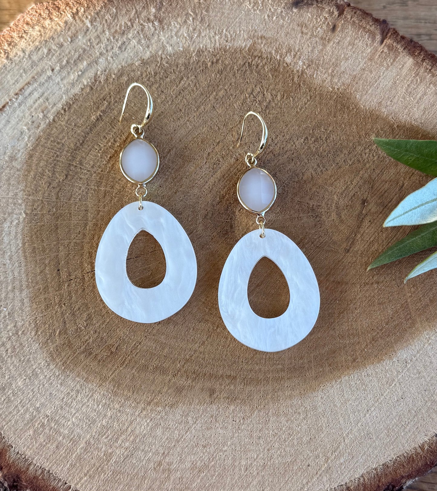 Witte steen met witte resin hanger