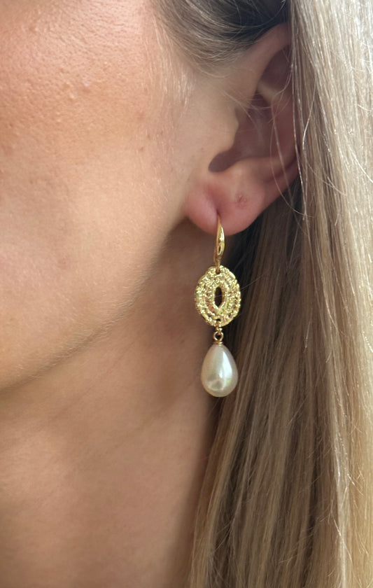 Witte parel aan connector