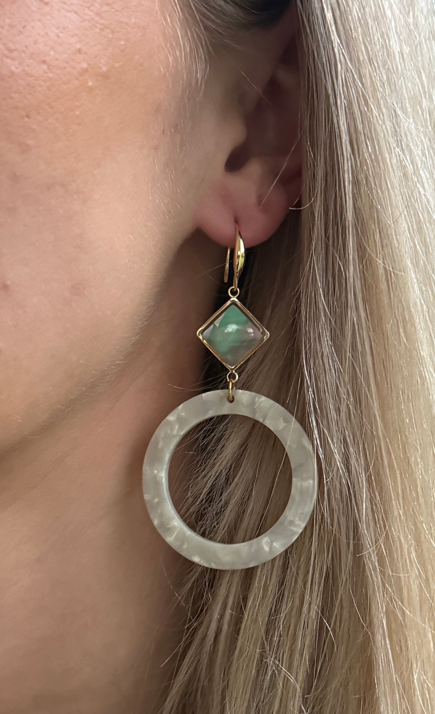 Crème resin hanger aan parelmoer steen.