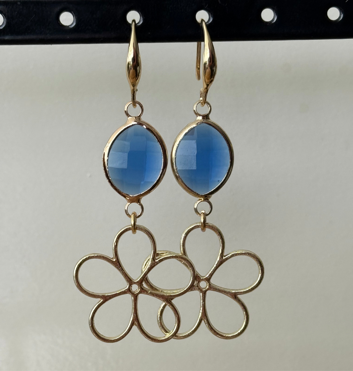 Doorzichtige blauwe steen met bloem