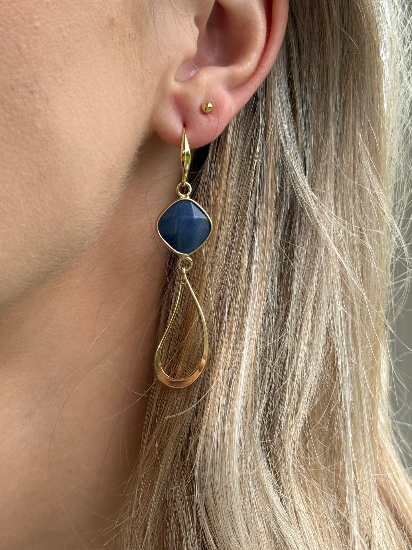 Blauwe natuursteen met lange druppel