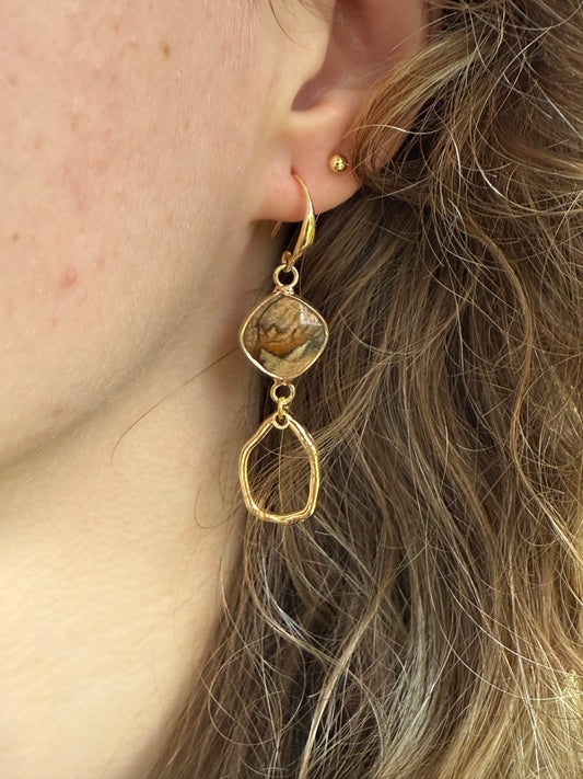 Licht bruine natuursteen met kleine hanger