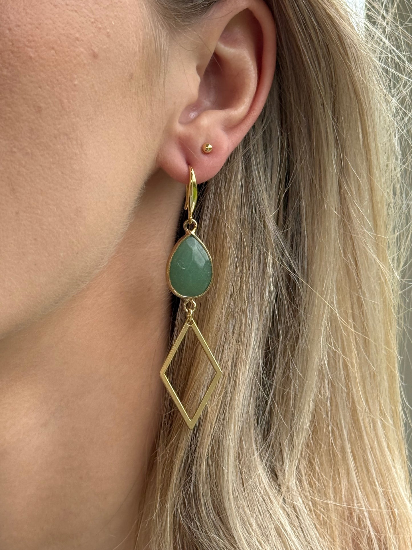 Zacht groene natuursteen met lange hanger