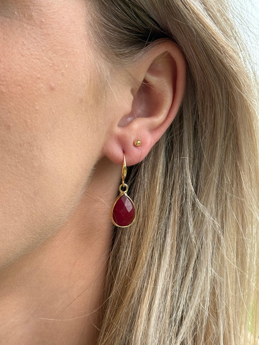 Kleine bordeauxrode natuursteen druppel