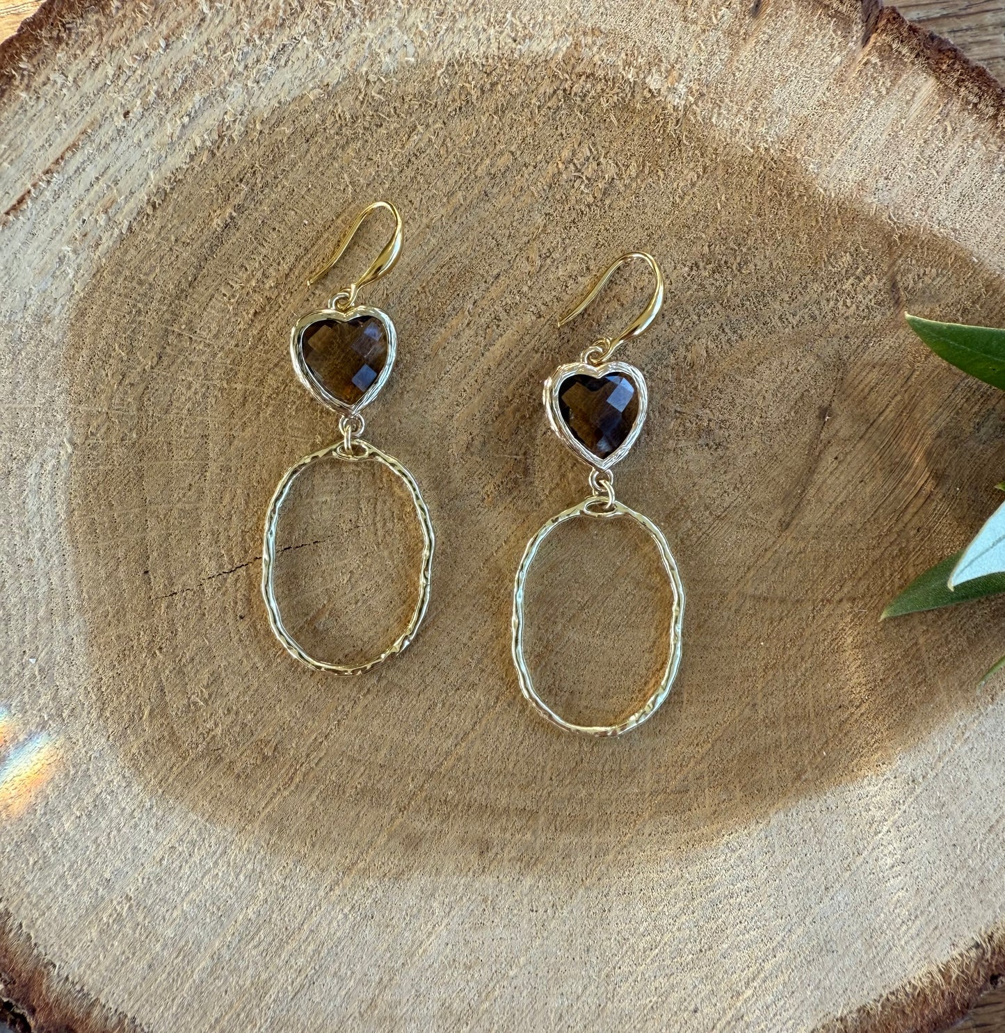 Doorzichtig bruin hartje met gehamerd hangertje