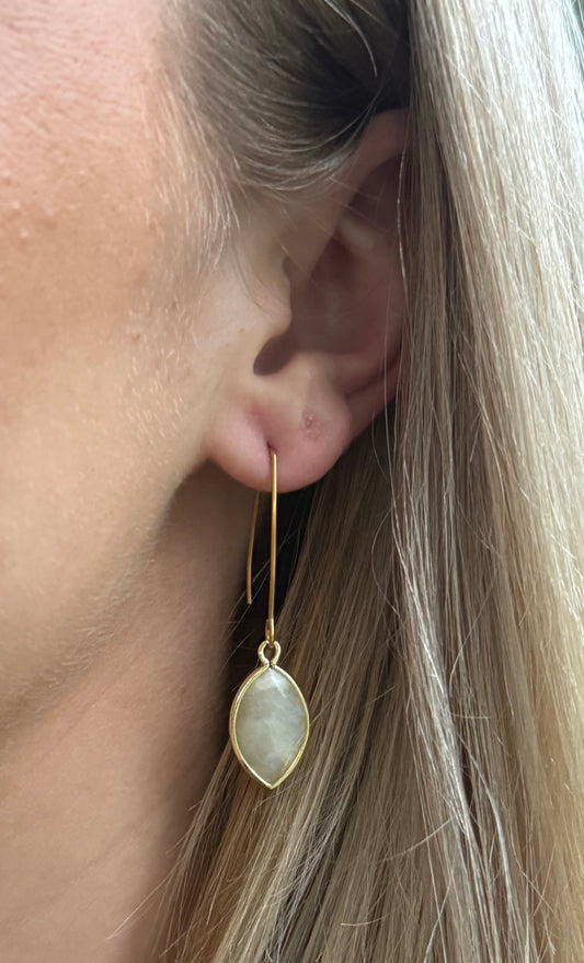 Witte/crème natuursteen aan lange oorhaak