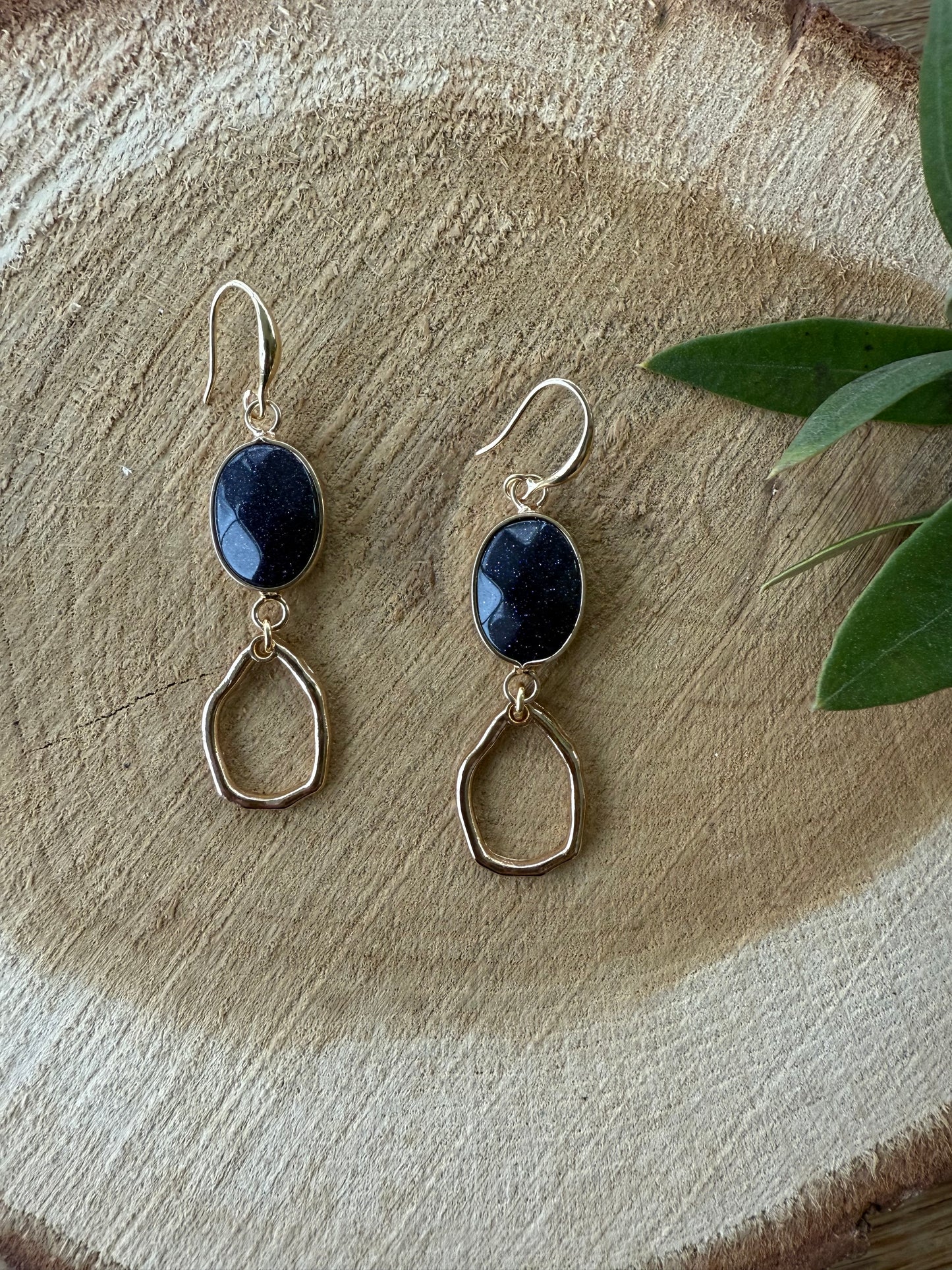 Donker blauwe natuursteen (met glitters) met een kleine hanger